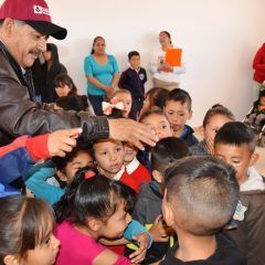 Entrega alcalde aula de clases en escuela hermanos Flores Magón