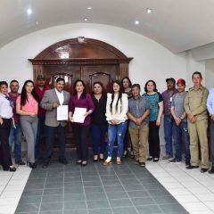 FIRMA ALCALDE CARLOS TENA PLIEGO PETITORIO DEL SINDICATO DE TRABAJADORES DEL MUNICIPIO