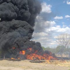 Se queman llantas en huerta manzanera (video)
