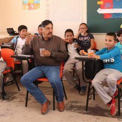 Comparte alcalde pizzas con niños de primaria 15 de septiembre