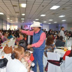 FESTEJA ALCALDE CARLOS TENA A MADRES CUAUHTEMENSES