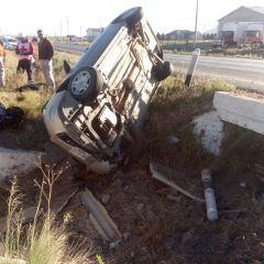 Volcadura en el corredor comercial, exceso de velocidad y falta de precaución.