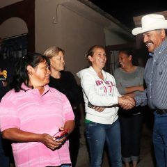 Brinda atención cercana alcalde Carlos Tena a habitantes del frac Basaseachi