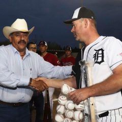 Otorga alcalde Carlos Tena equipo deportivo a liga de béisbol Manitoba