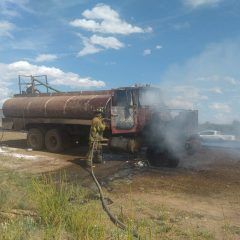 Camión chatarra Mod 1963 propiedad de una constructora se incendia en el Gómez Morín