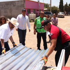 Brinda municipio apoyo en láminas a familias necesitadas