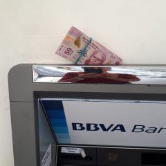 Menonita regresa dinero que estaba en un cajero automático