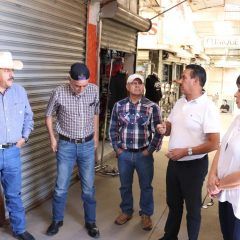 Visita alcalde Carlos Tena a comerciantes del “Pasito”