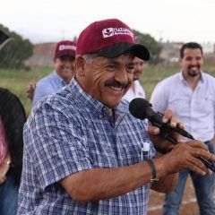 visita Carlos Tena Nevárez a vecinos de la colonia Alcaldes.