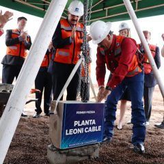 Colocan primera piedra de nueva planta de Leoni Cable en Cuauhtémoc