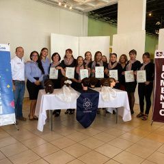 Mujeres aprenden técnicas de peinado y concluyen curso