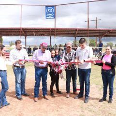 Inaugura alcalde gradas en campo de beisbol de ejido Unión Campesina