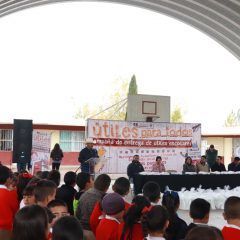 Regala municipio útiles escolares a niños rarámuris y mestizos de tres escuelas