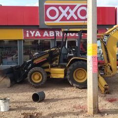 Maquinaria retroexcavadora se encuentra frente al Oxxo por falta de pago