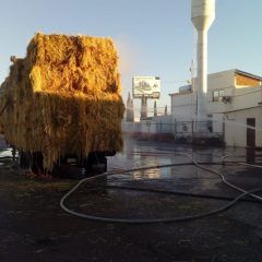 Incendio de vehículo que transportaba pacas de pastura