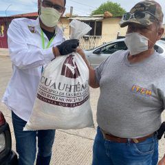 Apoya municipio de Cuauhtémoc con despensas a adultos guardias escolares