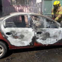 Se incendia un auto neón de la nada