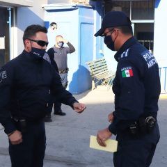Hombre, posiblemente armado, ocasiona molestias, se esconde atrás de su mamá 😲
