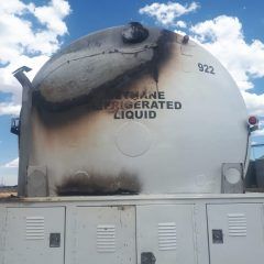 Atienden incendio de remolque tipo cisterna al interior de empresa de lácteos