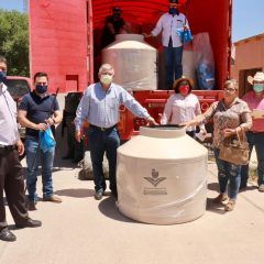 ENCABEZA ALCALDE ROMEO MORALES ENTREGA DE TINACOS EN COMUNIDADES RURALES