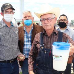 Inaugura alcalde primer dispensadora de leche en compañía de autoridades estatales y federales.