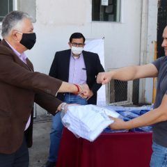 EQUIPA ALCALDE ROMEO MORALES AL PERSONAL DEL RASTRO TIF CON INDUMENTARIA