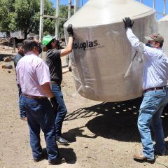 Lleva gobierno municipal de Cuauhtémoc tinacos subsidiados a familias de Arroyo del Agua