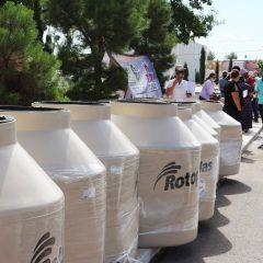 Entrega Desarrollo Rural del municipio tinacos a familias de Cuauhtémoc