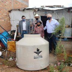 LLEVA ALCALDE ROMEO MORALES TINACOS A FAMILIAS EN POBREZA EXTREMA