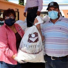 Otorga municipio de Cuauhtémoc estímulo económico a comisarios de policía y despensas a familias rurales