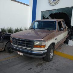 Choque entre vehículos y en contra de un establecimiento comercial