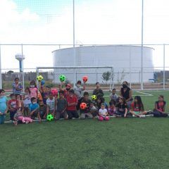 Lleva instituto del deporte de Cuauhtémoc balones de futbol a niños de la colonia Moisés Caraveo