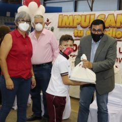 Entrega gobierno municipal de Cuauhtémoc  kits de útiles escolares