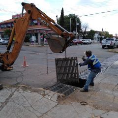 REPARAN SERVICIOS PÚBLICOS DE CUAUHTÉMOC Y JMAS FUGA DE DRENAJE