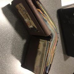Regidora encuentra cartera con dinero y documentos y la regresa a su dueño.