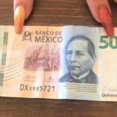 Mujer desconocida paga con billete falso de $500