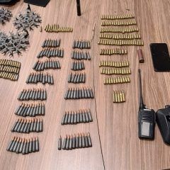 Detienen a dos presuntos traficantes de droga fuertemente armados en Cuauhtémoc
