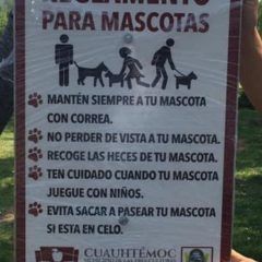 Coloca CMACC Cuauhtémoc letreros en parque sobre correcto paseo de mascotas
