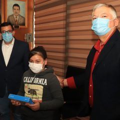 Dota gobierno municipal de Cuauhtémoc tabletas electrónicas a niños en vulnerabilidad