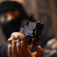 Reporte de robo con violencia en establecimiento comercial.