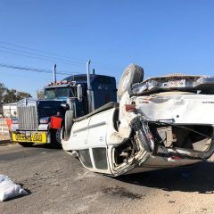 Choque y volcadura en el corredor comercial