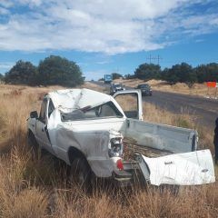 Vuelca tras remolcar un auto con la pick up
