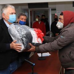 Equipa gobierno municipal de Cuauhtémoc con uniformes a trabajadores de servicios y obras públicas