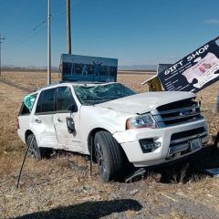 Choque con volcadura en el entronque del campo menonita número 106 y kilómetro 42 más 500 de la carretera hacia Bachíniva
