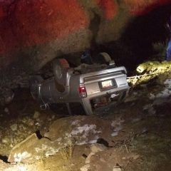 Jóvenes caen en un barranco en su auto, salen lesionados