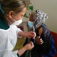IMSS Chihuahua aplica con éxito vacuna COVID a adultos mayores de comunidades rurales