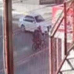 Automovilista atropelló a un motociclista y huye del lugar.