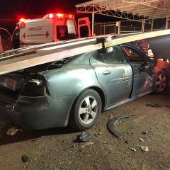 Se impacta contra portón de gasera y choca contra auto en el interior