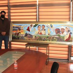 Recibe presidente municipal cuadro réplica del mural avance histórico de Cuauhtémoc.