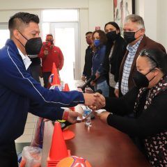 Brinda municipio de Cuauhtémoc apoyos económicos y materiales a comités deportivos.